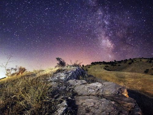 Foto der Milchstraße bei Nacht oberhalb eines Wanderweges