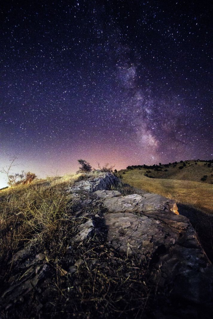 Foto der Milchstraße bei Nacht oberhalb eines Wanderweges