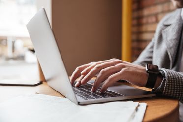 Geschäftsmann mit Laptop im Café