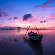 Ruderboot auf dem Wasser bei Sonnenaufgang
