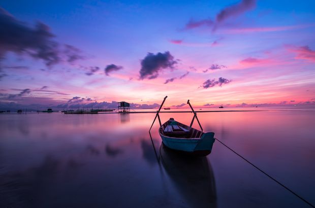 Ruderboot auf dem Wasser bei Sonnenaufgang