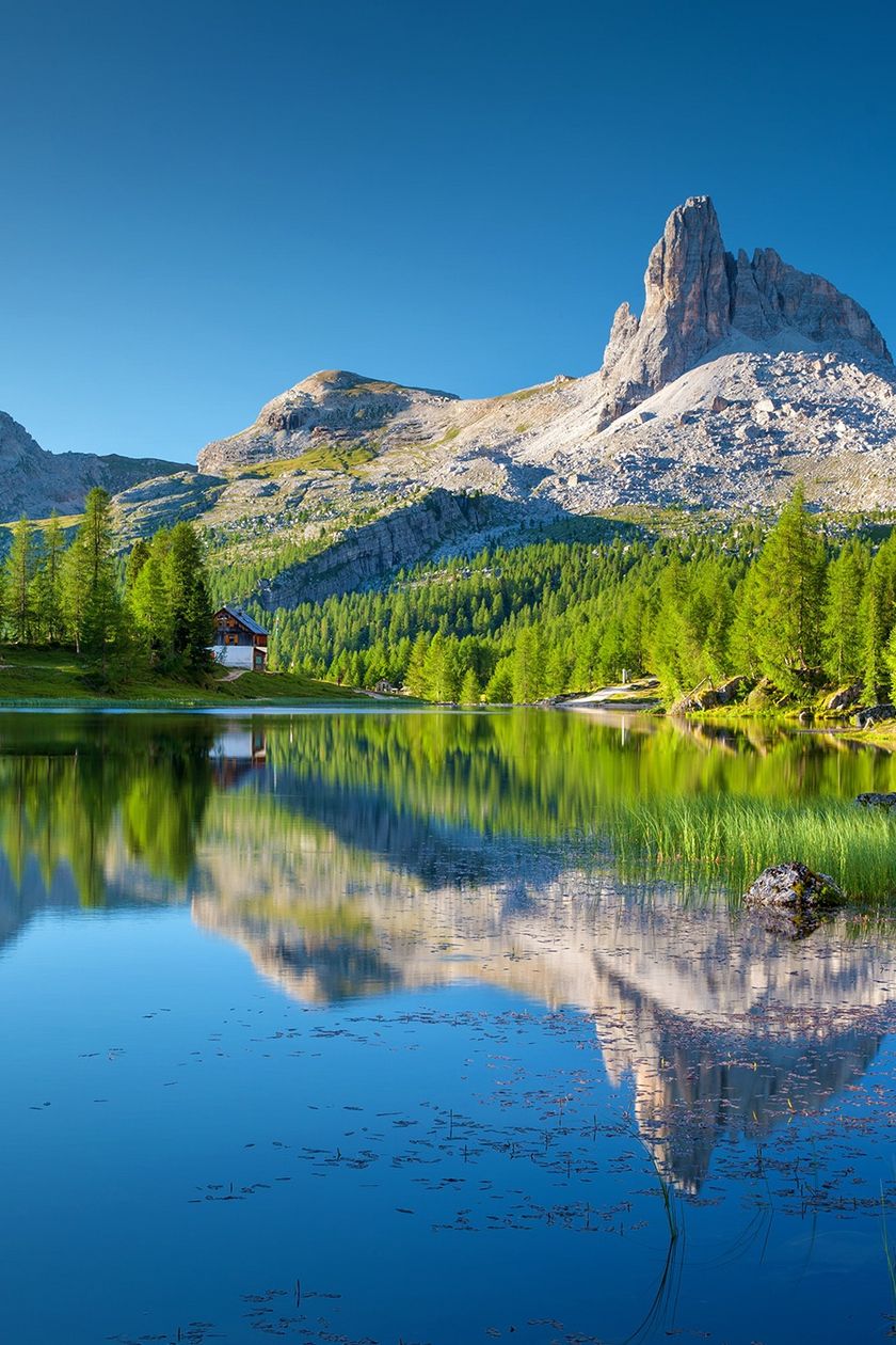 Landschaftsfoto mit einem See vor einem Bergpanorama und Wäldern