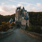 Titel Testbild Schloss mit vielen Türmen, umgeben von dichtem Wald