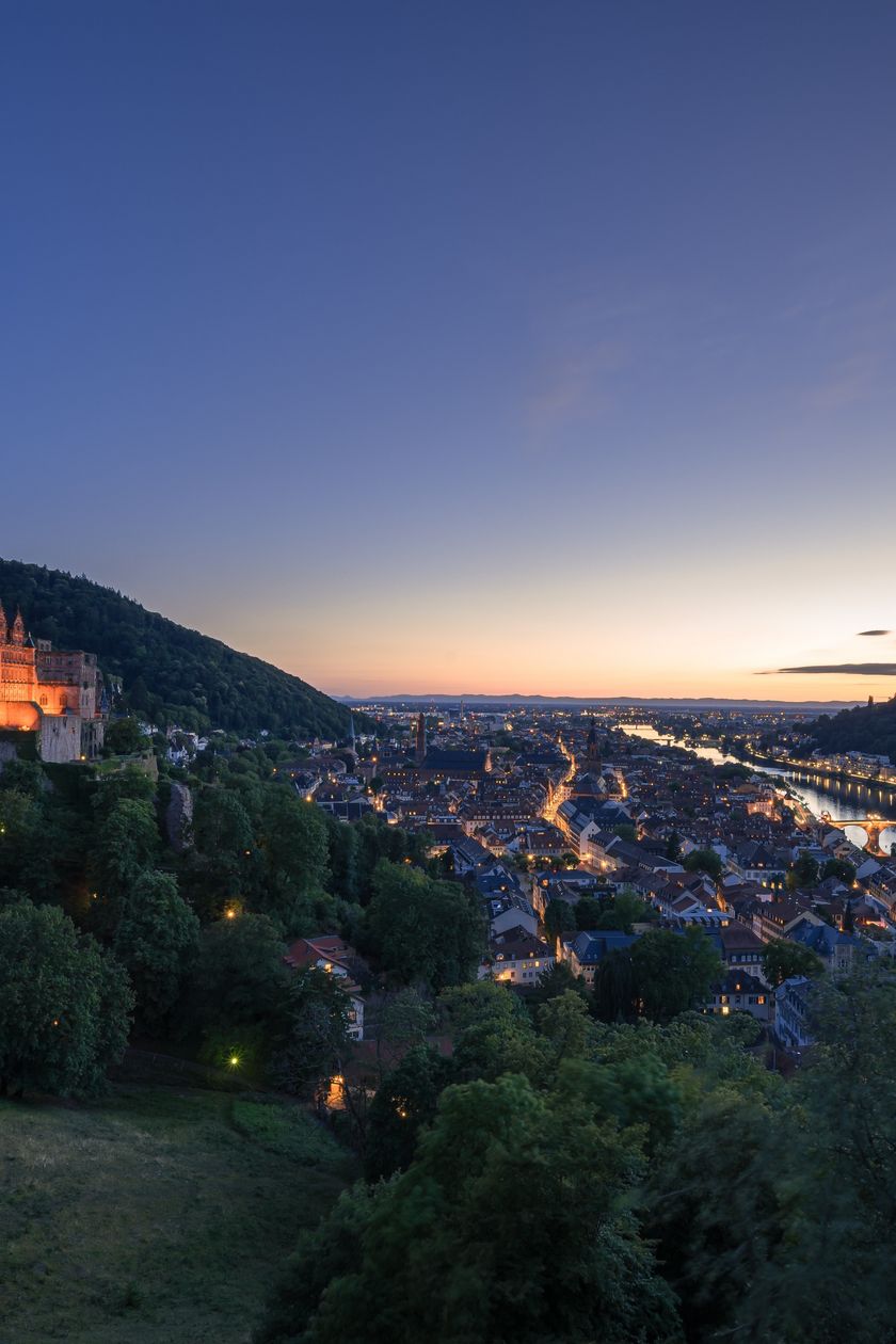 Panoramafoto mit Blick auf die Stadt Heidelberg kurz nach Sonnenuntergang