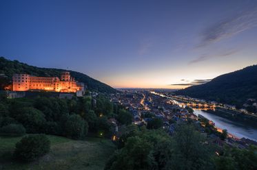 Panoramafoto mit Blick auf die Stadt Heidelberg kurz nach Sonnenuntergang