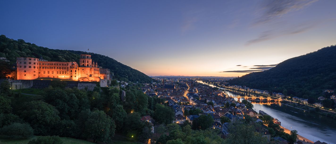 Panoramafoto mit Blick auf die Stadt Heidelberg kurz nach Sonnenuntergang