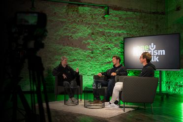 Personen in einem Podcast-Studio